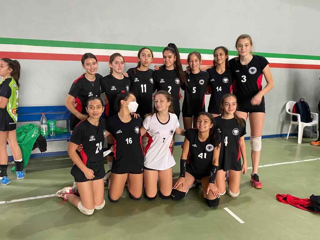El fin de semana pasado comenzó el circuito nacional de vóleibol, el cual contempló competencias en las categorías sub-12, sub-14 y adultos. El Club Deportivo Manquehue participa en todas ellas y es sede del certamen de adultos. clubmanquehue.cl/2022/04/28/com…