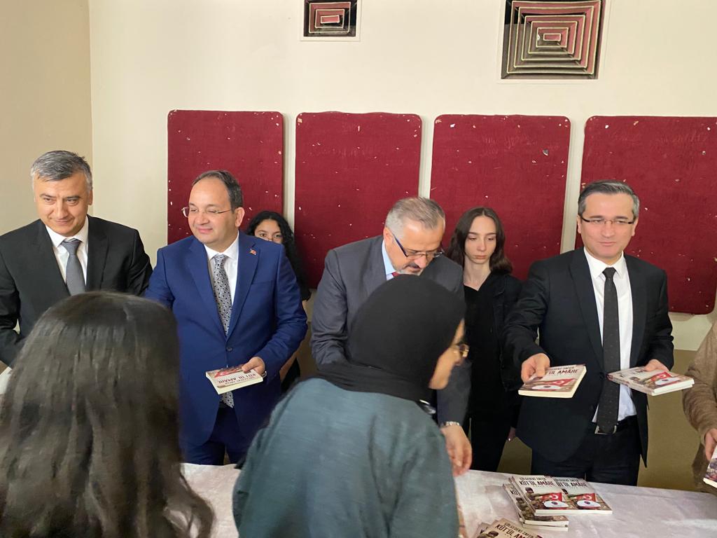 Kut’ül Amare Zaferi programımız da Kaymakam <a href="/CevdetErturkmen/">Cevdet Ertürkmen</a> Başkan <a href="/hamitkilicbafra/">Hamit KILIÇ</a> ve protokol üyeleri günün anısına tüm katılımcılara kitap hediye ettiler. 
<a href="/tcmeb/">Millî Eğitim Bakanlığı</a> <a href="/TCSamsunValilik/">T.C. Samsun Valiliği</a> <a href="/bafrakaymakam/">Bafra Kaymakamlığı</a> <a href="/Bafrabldtr/">Bafra Belediyesi</a> <a href="/samsunmem/">Samsun İl Milli Eğitim Müdürlüğü</a> <a href="/bafra_mem/">Bafra İlçe Millî Eğitim Müdürlüğü</a>