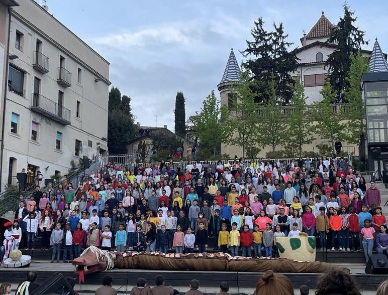 ajManlleu's tweet photo. Cantata del Serpent de #Manlleu @SerpentMenuts @SerpentManlleu Gràcies per omplir de nou la plaça de música @EMMManlleu https://t.co/WtDz5xIqyx