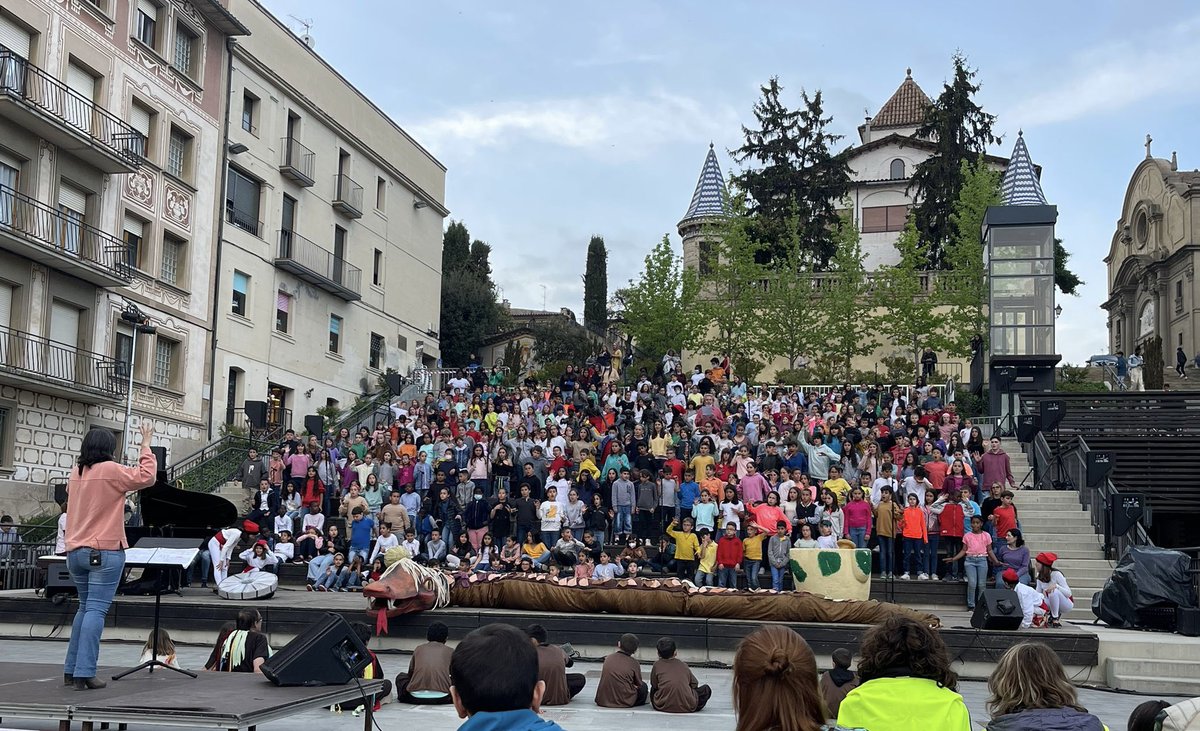 ajManlleu's tweet photo. Cantata del Serpent de #Manlleu @SerpentMenuts @SerpentManlleu Gràcies per omplir de nou la plaça de música @EMMManlleu https://t.co/WtDz5xIqyx