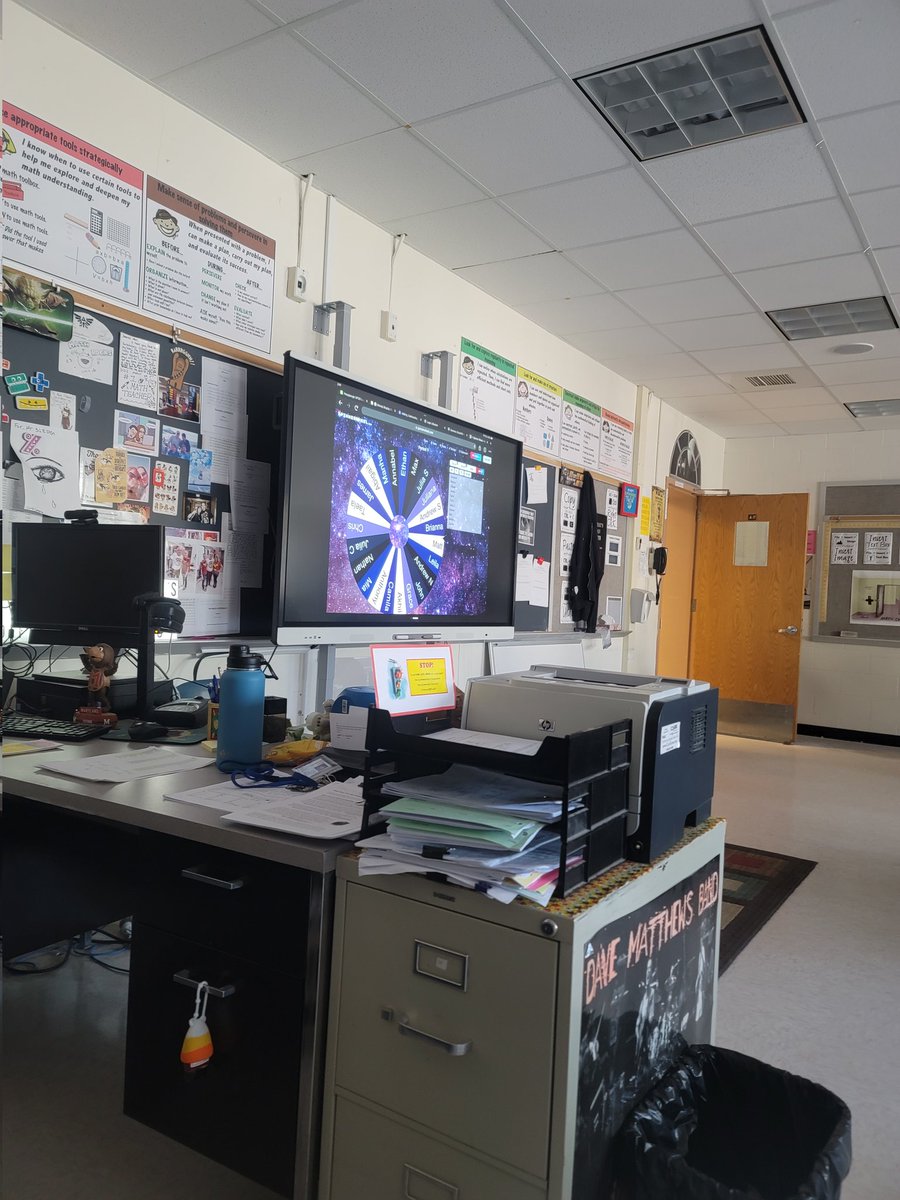 MeridythHansen's tweet image. Students are learning about how to calculate the probability of compound events today with Mr. S. #mathapplications #hugenumbercubesandspinners @karendemaio2 @dmurph88 @tmccarthy5210