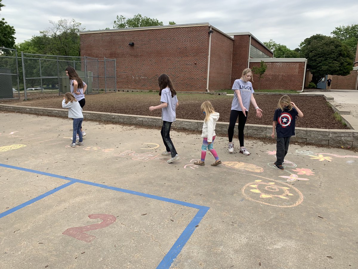 christi_seneri's tweet photo. Welcome @LigonDance! Fun with pathways, shapes, and locomotor movements! #InternationalDanceDay #hunterdance @HunterPrincipal https://t.co/lLZctn0Ub9