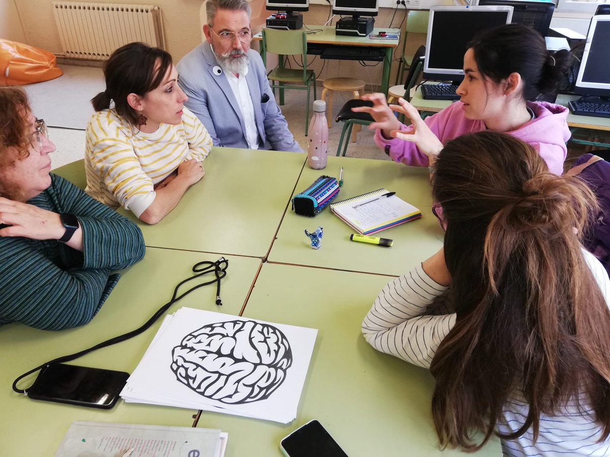 aliancesmagnet's tweet photo. 🧠L'@EscolaGayarre està treballant un projecte del cervell des del punt de vista científic i artístic de la mà de l'@IBECBarcelona, @fundaciomiro i @DimasFabregas, amb qui el claustre ahir va fer formació per aproximar-se aquest òrgan vital des dels sentits, emocions i malalties https://t.co/qDGe1014ej