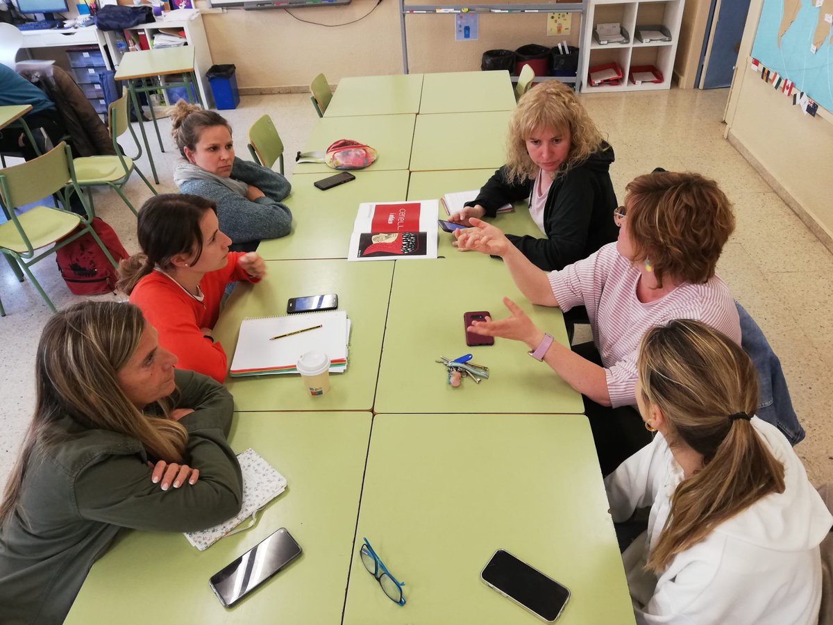 🧠L'<a href="/EscolaGayarre/">Escola Gayarre</a> està treballant un projecte del cervell des del punt de vista científic i artístic de la mà de l'<a href="/IBECBarcelona/">IBEC</a>, <a href="/fundaciomiro/">Fundació Joan Miró, Barcelona</a> i <a href="/DimasFabregas/">Dimas Fàbregas Gomis</a>, amb qui el claustre ahir va fer formació per aproximar-se aquest òrgan vital des dels sentits, emocions i malalties