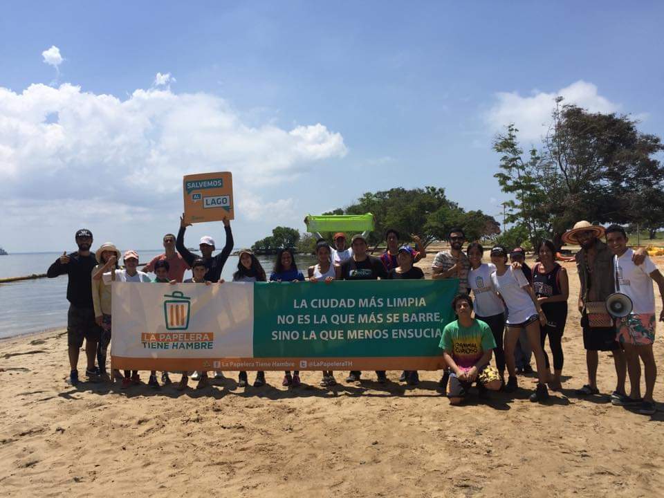 Únete al voluntariado de #OrillasLimpias . Este sábado hay convocatoria para la bahía del Parque Paseo del Lago en #Maracaibo 8am #LaPapeleraTieneHambre