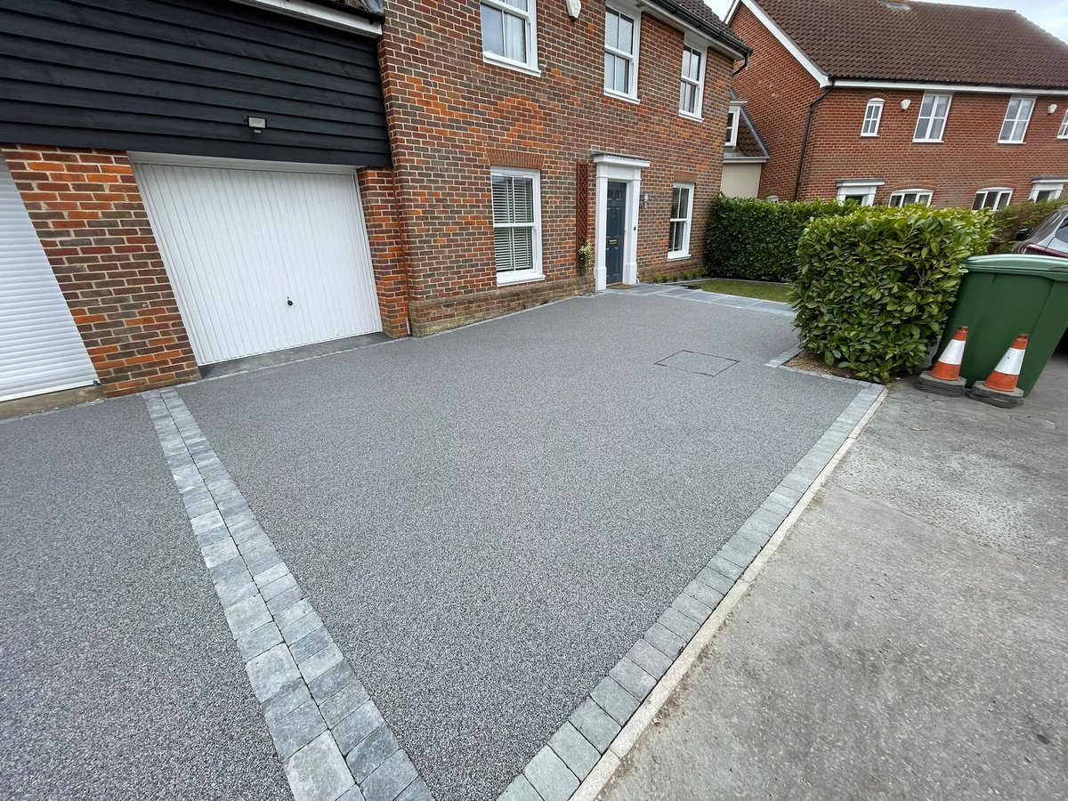 Grosvenorgrass's tweet photo. Mulbarton, Norfolk 🏡

Resin Bound - Platinum UV @TheResinMill
Base - Tarmacadam AC20 Open 
Block Border - Woburn Rumbled Graphite 
Paving - Blended Sandstone - Rustic Buff

Interested?
☎️ 01493 604070 ☎️ 01603 920404
📩 Grosvenorgrass@hotmail.co.uk
📲 07961611576 https://t.co/2kqXT9eiUw