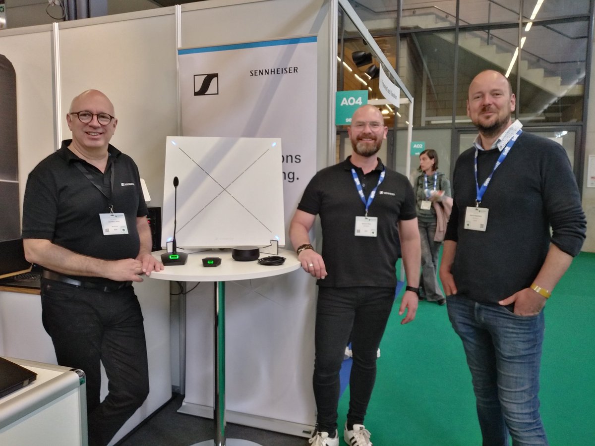 tamtamTIC's tweet photo. #SETT2022🎙️ Avoir un son de qualité, c'est la base d'un bon PODCAST ! ➡️ C'est toujours un plaisir de parler de nos usages avec Jean-Marie Volont de chez @SennheiserFR https://t.co/Imvhp22kt2