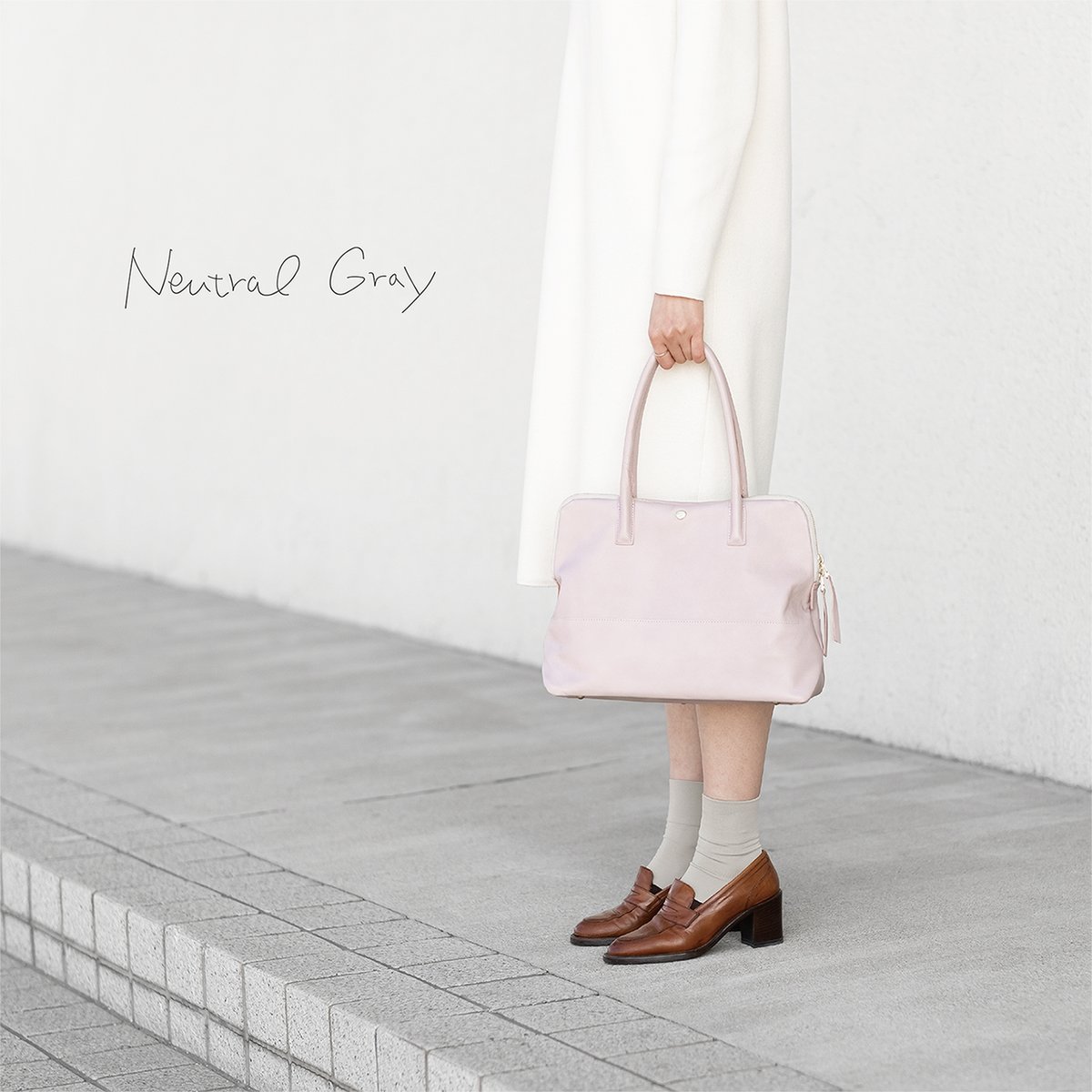 monomachi2026's tweet photo. 本日ラストに紹介するモノマチ参加店はNeutral Gray。流行に左右されずシンプル＆ベーシック、で機能性も備えていてコーディネートの幅が広い。そんなバッグを作っているブランドです。肩肘張らないデザインやナチュラルな風合いにはファンがたくさん #モノマチ #モノマチ2022 #NeutralGray https://t.co/pizqhvMlt7