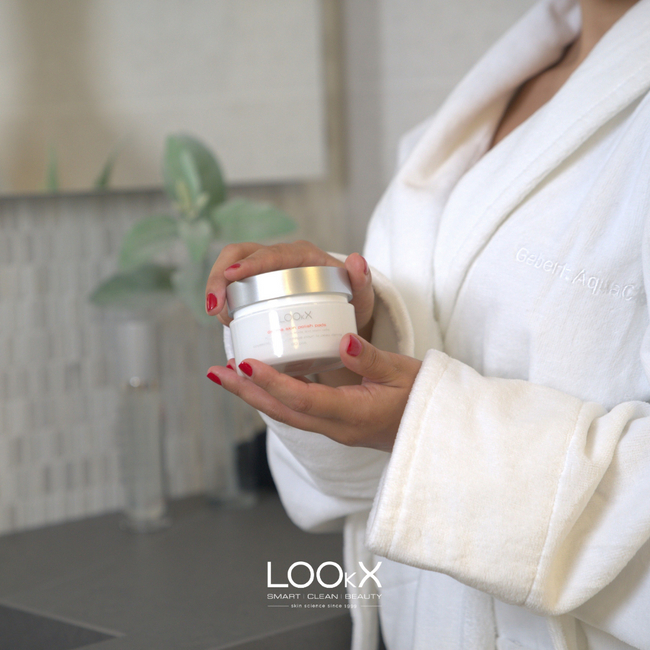 What are you gifting your mom for Mother's day? Get her an at-home spa treatment by giving her the LOOkX Derma skin polish pads! These pads remove dead skincells thoroughly yet mildly to bring out a healthy, glowing skin! Visibly less wrinkles and noticeably more firmness.