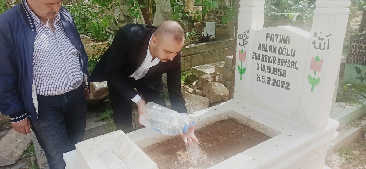 Arslan BAYSAL amcamız MHP Siverek kurucularındandı. 8 Ekim 1979 günü sabah evinden çıktıktan sonra bölücü kalleşler tarafından
hain bir pusuda çapraz ateşe alınarak şehit edildi.
Ruhu şad mekanı cennet olsun.

"Ahde vefa imandandır..."