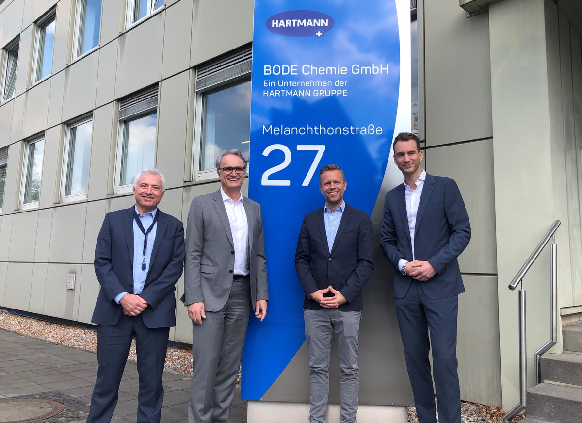 HH_BWI's tweet photo. Im Rahmen einer #LifeScienceTour besuchte Staatsrat Andreas Rieckhof BODE Chemie, ein Unternehmen der @HARTMANN_GROUP. Als ein führender Hersteller Europas produziert BODE zahlreiche Produkte zur Desinfektion, Reinigung und Pflege am Standort Hamburg.👉https://t.co/yNatNWaOG2 https://t.co/6jtUYw2QEG