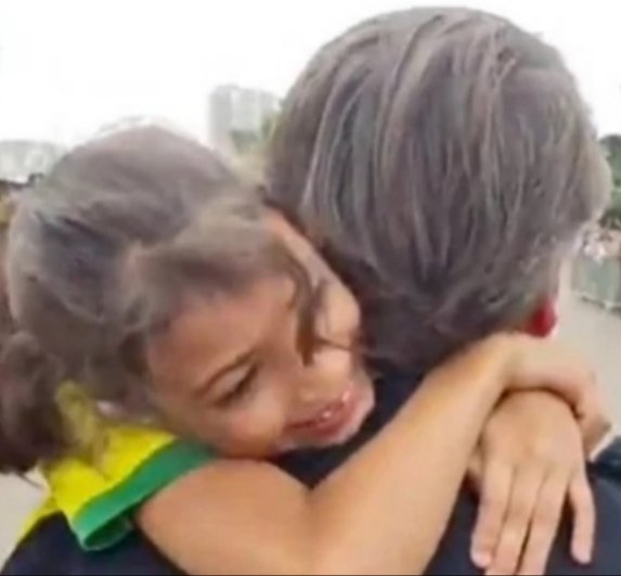 Jacariana's tweet photo. @LeoDiCaprio Bolsonaro is the best president ever. The other guy cannot be on the streets because he is afraid of people reaction https://t.co/bEs2vj3XG6