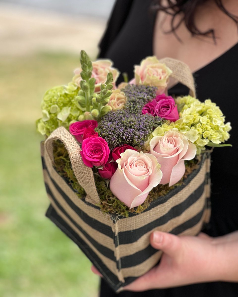 Like an armful of blooms straight from the farm stand, meet our Market Floral Tote.

#oliveandcocoa #floralfriday #flowers #flowergifts #flowerdelivery #floralshop #mothersdaygift #instaflowers