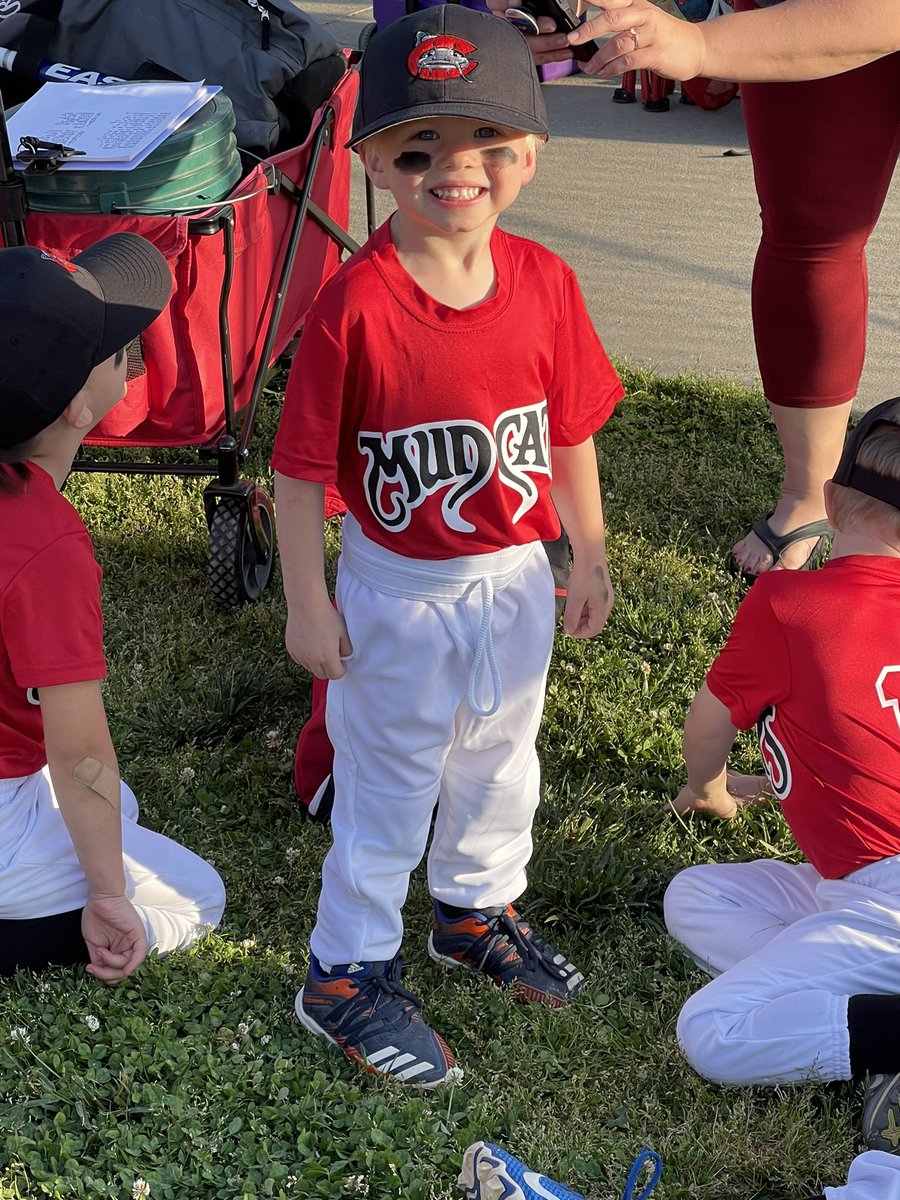 AdamVolkCCS's tweet photo. I absolutely am a blessed guy! My little oneβs first ever Tball game was last night and it was a blast! #itsthelittlethings. #soappreciative https://t.co/8IDIWqHPf8