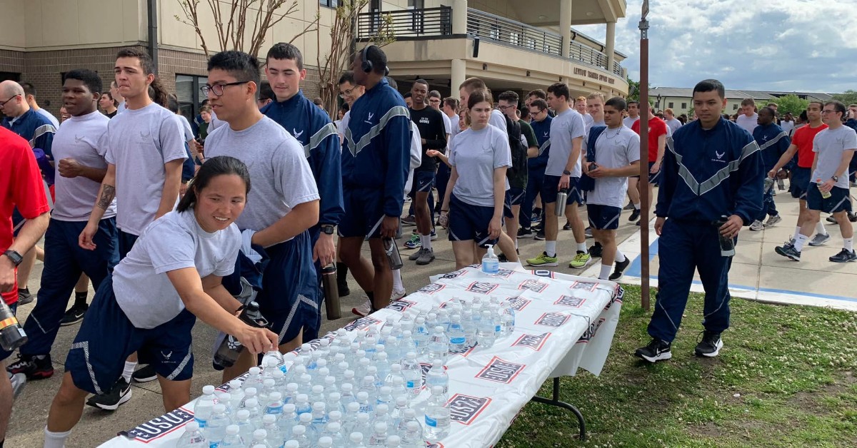The_USO's tweet photo. The post-race snacks make any 5K worth it. Service members enjoyed healthy snacks &amp; water after participating in a memorial run in Mississippi. #BeTheForce 💪 https://t.co/Appjf5Vmti