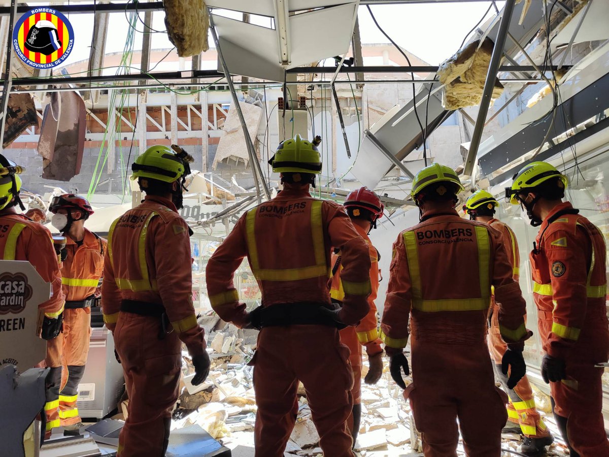 BombersValencia's tweet photo. 📸 Imatges de la intervenció de @BombersValencia al supermercat de #Gandia on hui al migdia ha caigut part del sostre. Segueixen a la zona dotacions bombers, comandaments, i unitat UREC Consorci amb gossos ONG IAE per descartar que hi hagueren atrapats. https://t.co/PUp3zYCFIV