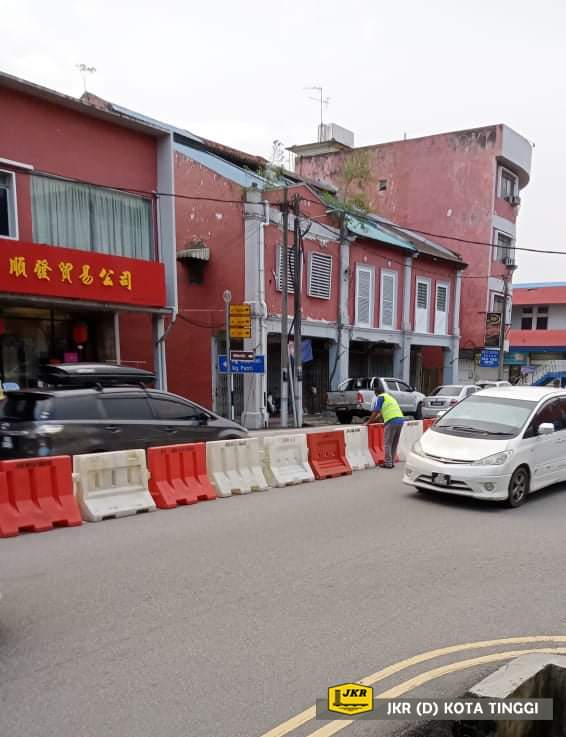 𝟐𝟗 | 𝟎𝟒 | 𝟐𝟎𝟐𝟐 (𝐉𝐔𝐌𝐀𝐀𝐓) - Kerja - kerja pemasangan 'Barrier' plastik bagi penutupan lorong masuk ke Jalan Yusof dari Jalan FT091 (dari Jambatan Sg. Johor) sempena OPS bersepadu sehingga 8 Mei 2022.

Pandu cermat , jiwa selamat. Segala kesulitan amatlah dikesali.