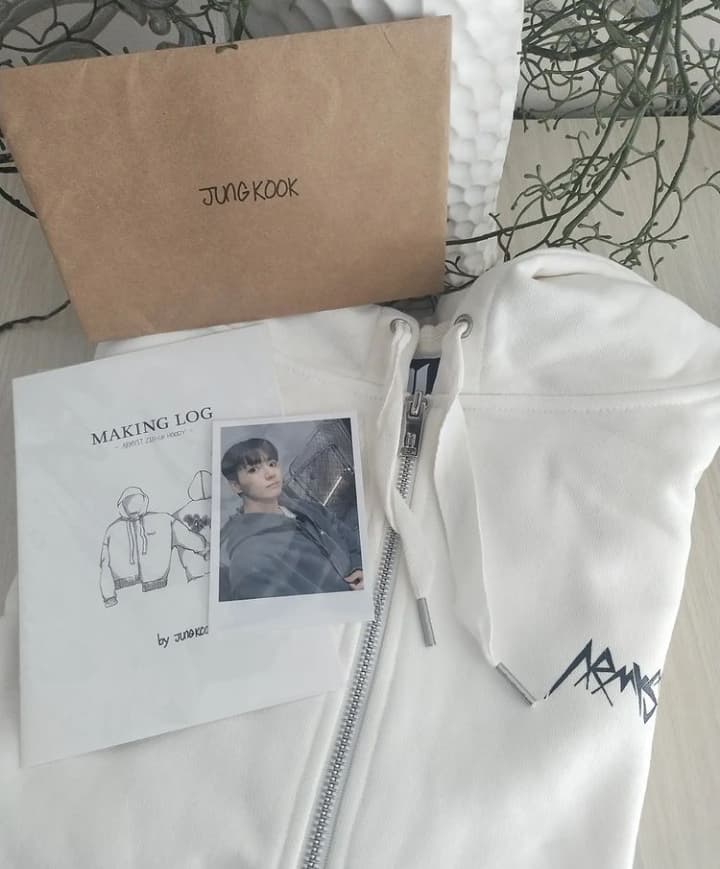 PurpleHeartOfic's tweet photo. Cualquier persona interesada en la merch que envie mensaje por Instagram @PurpleHeartOficial aquí no sigue dando error 🥺
Con el código BUTTER07 tenéis descuento de 20 dólares 💜 https://t.co/pMCtIW8455
