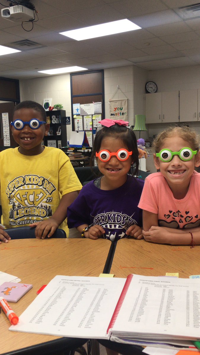 Using our “sound goggles” as we segment words! <a href="/Humble_ElemELA/">Humble ISD Elementary ELA</a> #everychildcanread <a href="/HumbleISD_FCE/">Fall Creek Elem</a>