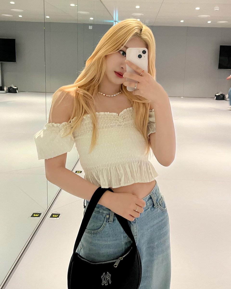 [220429] 11:11PM KST: 🦋 

- +2 📸
- my cute bag 🫡🖤
- mlb 😎