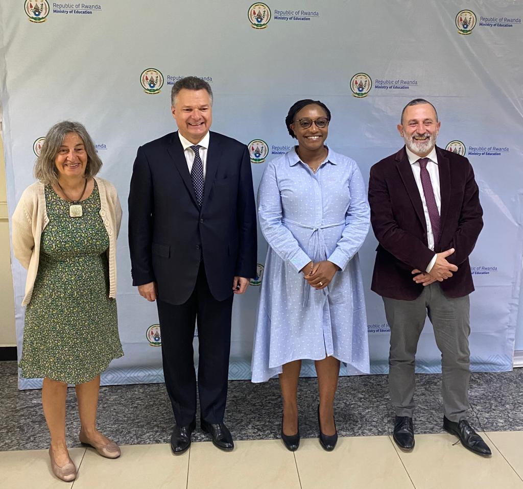 Rencontre de la délégation de <a href="/CampusFrance/">Campus France</a> avec la Ministre de l'Education <a href="/Dr_Uwamariya/">Dr. Valentine Uwamariya</a> 
A l'agenda de la discussion, la relance de la coopération universitaire 🇫🇷 🇷🇼 et des échanges d'étudiants