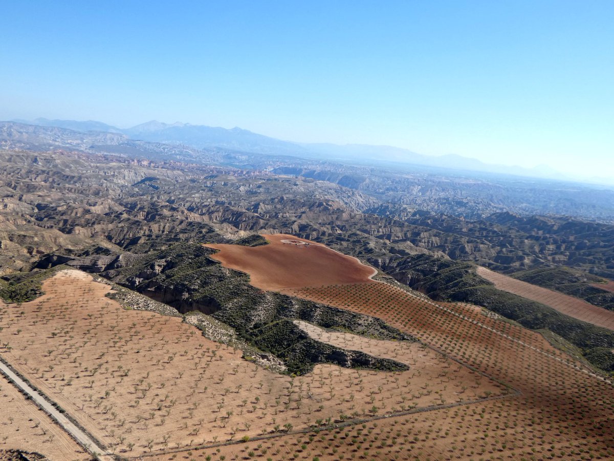 districthive's tweet photo. Want to experience this under your feet? #Adventure &amp; #nature go hand-in-hand in #Gorafe. Discover an #area where you can enjoy the best &amp; more exciting activities while meeting a fascinating desertic space.

📸@CIMGorafe

#DistrictHive #podtel #Granada #adrenalin #discoverspain https://t.co/2yYzerEb1c