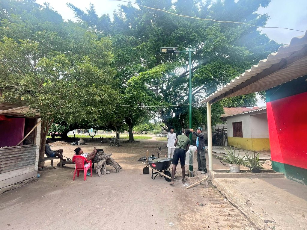 ColombiaOEI's tweet photo. La @ColombiaOEI, la @AgenciaTierras y la @FMalpelo inician la instalación de 40 luminarias de energía solar para dar luz a los senderos peatonales de la comunidad #ORIKA en el Archipiélago de Nuestra Señora de Rosario. https://t.co/MkDePumje9