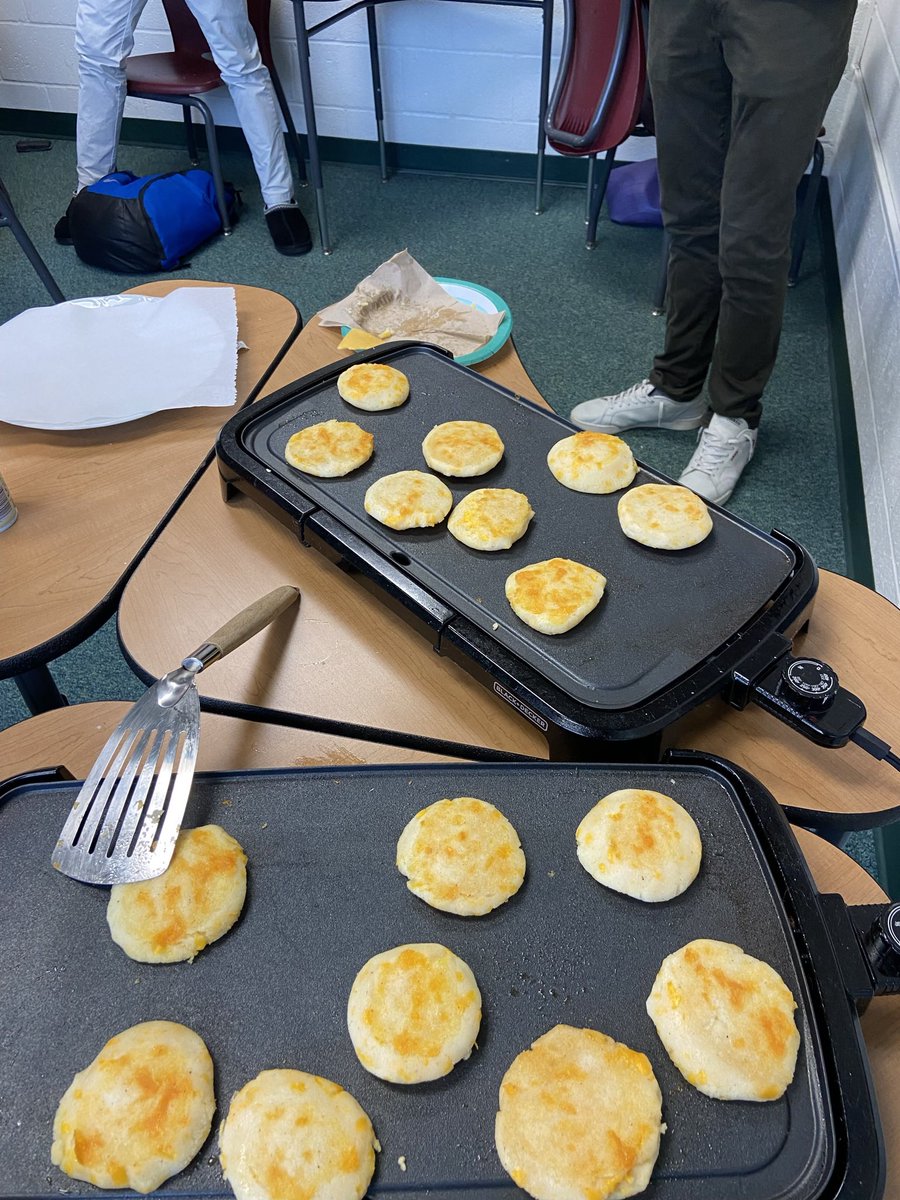 saintslanguages's tweet photo. Cooking “arepas con queso”  in the Spanish 2 classroom 😋🫓@saintsconnect #saintsconnect #saintslanguages https://t.co/kxZeYIOtVe