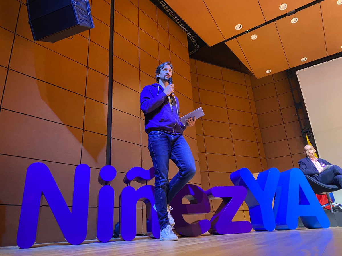 ➡️ #AEstaHora “Desde la Escuela de Gobierno Alberto Lleras Camargo estamos comprometidos con la formación de líderes que transformen nuestro país desde el liderazgo y planteen soluciones efectivas a los problemas públicos a nivel local y global” 🧵