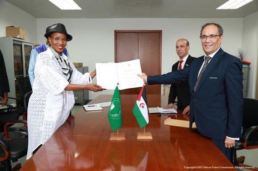 AU_WGYD's tweet photo. Excited as Sahrawi Arab Democratic Republic deposits Instruments of Ratification of the “Protocol to the African Charter on Human and Peoples' Rights on the Rights of Women in Africa” #MaputoProtocol.
 
Sahrawi becomes 43rd country to ratify Protocol.

See-https://t.co/PfpJLDiwCi https://t.co/VVmJdSAWsv