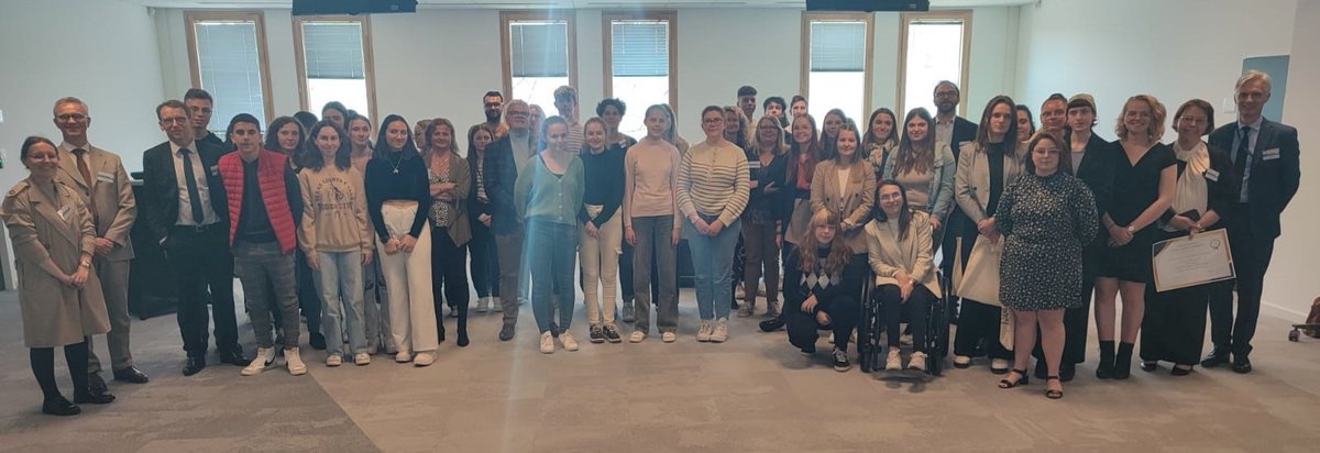 Caf76_actus's tweet photo. [#EnDirect]
[1/5] Aujourd’hui a lieu la remise régionale des prix du concours « Jeunes, solidaires et citoyens » organisé par l’ @EN3S , @education_gouv et la #SécuritéSociale, au sein de la #Caf76.
Félicitations aux 4 finalistes normands 👏🏆 : https://t.co/l3fTAdRGUB