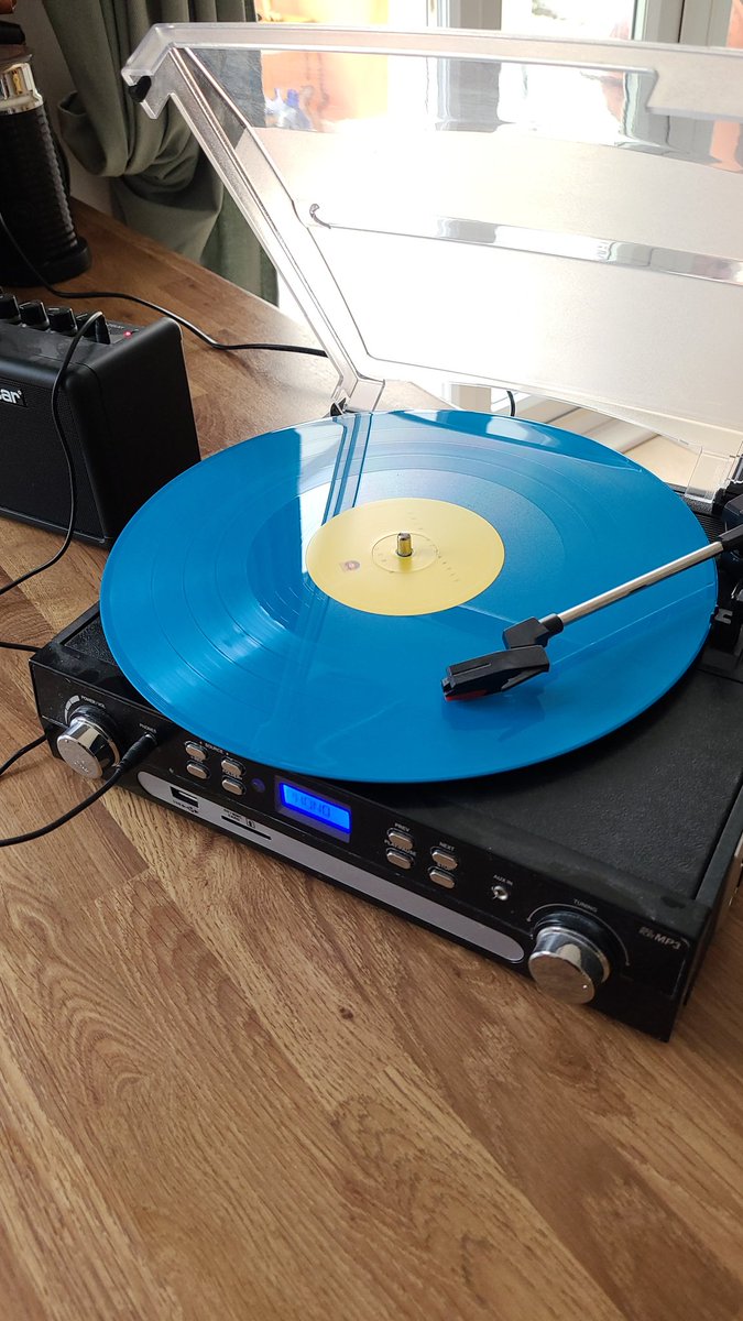 To anyone who got the vinyl of #free by <a href="/twinatlantic/">Twin Atlantic</a> does yours skip during the live version of Ghost of Eddie? 🤔🤔