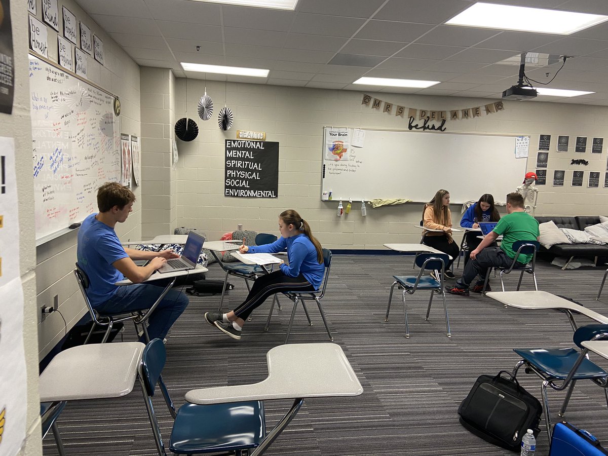 MrsDelaney4's tweet photo. High school health students meeting their 6th grade patients for an injury project. #HLP https://t.co/C3jW9AvVEy