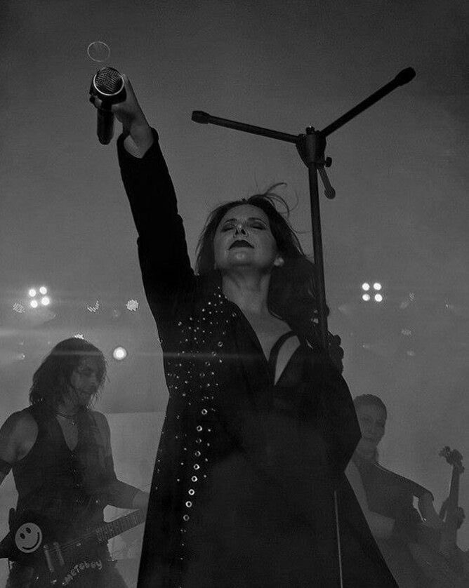 “Ben şarkımı söylerken istersen sesi açarsın.” 🖤