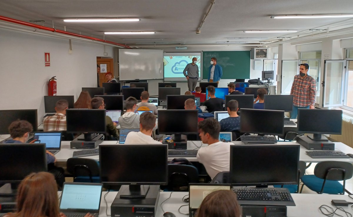 El 27 de abril, compañeros/as de  <a href="/viewnext/">Viewnext</a> impartimos a los alumnos de la  <a href="/usal/">Universidad de Salamanca</a>  una formación previa al hackathon que celebraremos el próximo 5 de mayo, en el marco de la  <a href="/CatedraAgile/">Catedra Viewnext Universidad de Salamanca (USAL)</a>