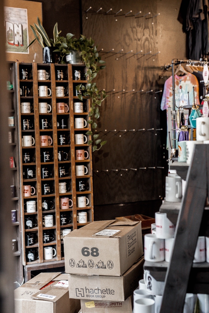 heartmercantile's tweet photo. Empty π₯² It's bittersweet, but we're excited to have a bigger space!
_____
Shop is currently CLOSED as we move to 601 E. 5th St. Follow along for updates!
PC: @taicurtis
_____
#oregondistrict #dayton #ohio #movingupdate #smallbiz #womenowned https://t.co/0cKR7TWHkT