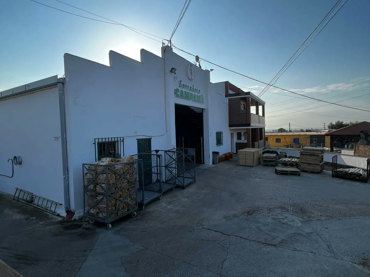 juanluisruizvng's tweet photo. 📍 Nou matí de visites a empreses i negocis arrelats a #VilanovailaGeltrú. Avui he visitat @scampama, una empresa familiar consolidada en el seu sector. També he visitat Hi Tech Spray Equipments, una companyia referent a nivell internacional d'espumes de poliuretà.
_
#VNG https://t.co/lpgFhZLJy4