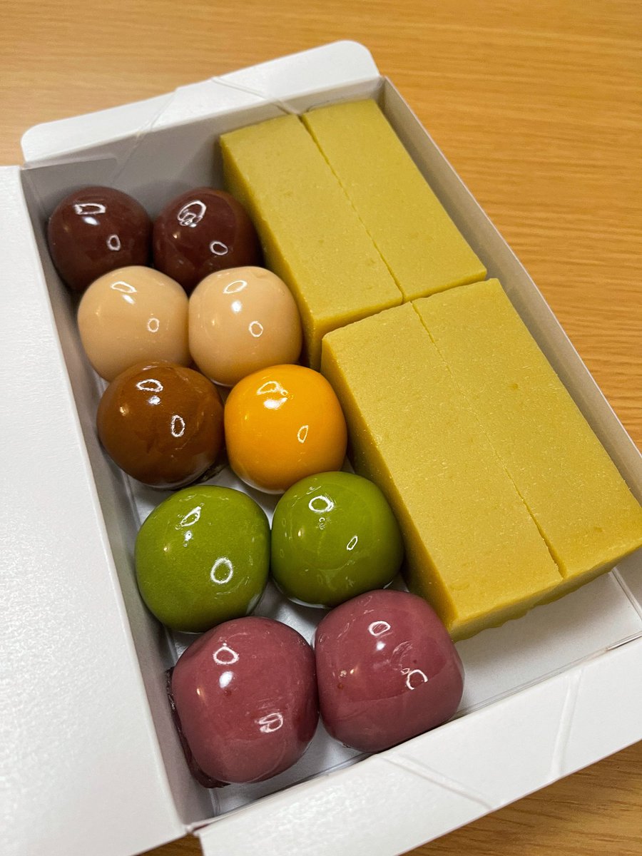 muni_sweets's tweet photo. 【舟和】
価格：1555円＋送料

ねっとりとした食感と甘さが際立つ芋ようかんがお取り寄せ可能！
そのまま食べても美味しいが、焼いてから食べると香ばしさが加わって絶品！バターを溶かしながら食べるのも最高！
色んな味を楽しめるあんこ玉とセット購入できるのも嬉しいポイント。 https://t.co/4X6AVvRMSP