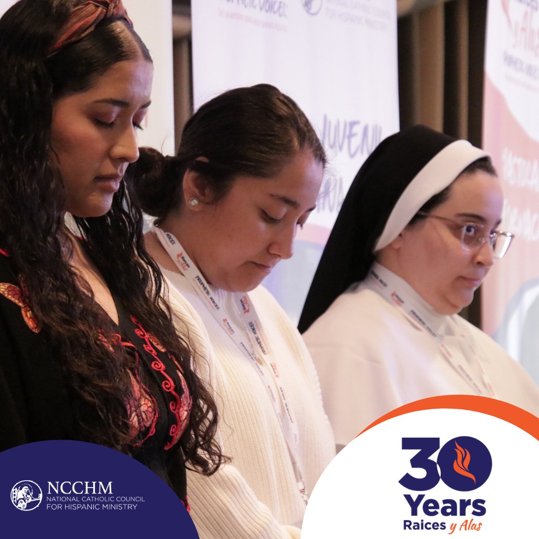 NCCHM_'s tweet photo. El P. Gerson Espinosa de la Diócesis de Monterey dirige la oración sobre la prioridad pastoral de la pastoral juvenil hispana. 

Fr. Gerson Espinosa from the Diocese of Monterey leads prayer about the pastoral priority of pastoral juvenil hispana. #raicesyalas22 https://t.co/N4n6SC3fvS