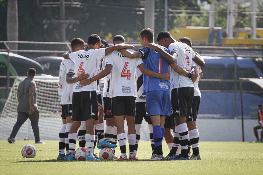 vascobase's tweet photo. Sub-20 vence o Flamengo fora de casa, de virada, e assume a ponta isolada da Taça Guanabara 

👉🏻 saiba mais em https://t.co/2oC78sauDB 

📸 Matheus Lima/Vasco

#BaseForte #MeninosDaColina #RaizESerVasco https://t.co/xmpUb6GJPB