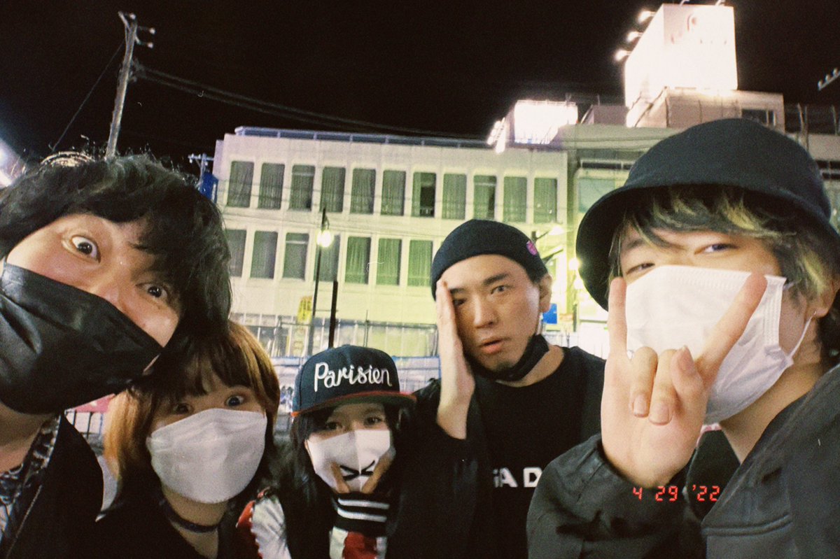pellucid_night's tweet photo. #TBOS2 有難うございました!!ホールのトリ、NZAさんとの45分、ダンスミュージックのグルーヴでB2B。
知ってる曲は勿論知らない曲でも身体を揺らして遊んでくれた皆様に感謝を!NZAさんまたやりましょ〜〜!!
写真は帰り際の集合写真。 https://t.co/5XlXn7YsXM