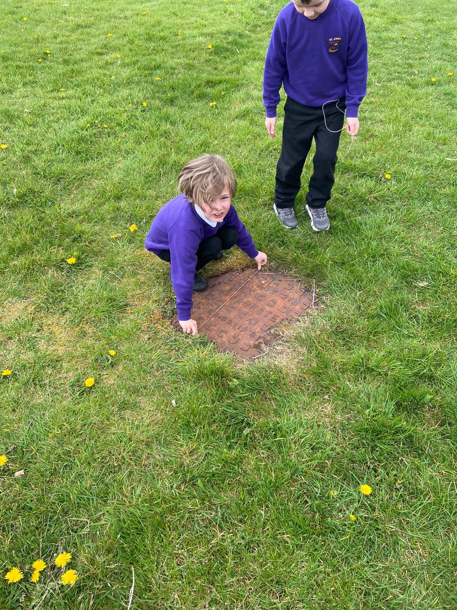 SaintJohnsRC's tweet image. We have been using non-standard units to measure length in our garden. #outsidelearning @NAC_numeracy