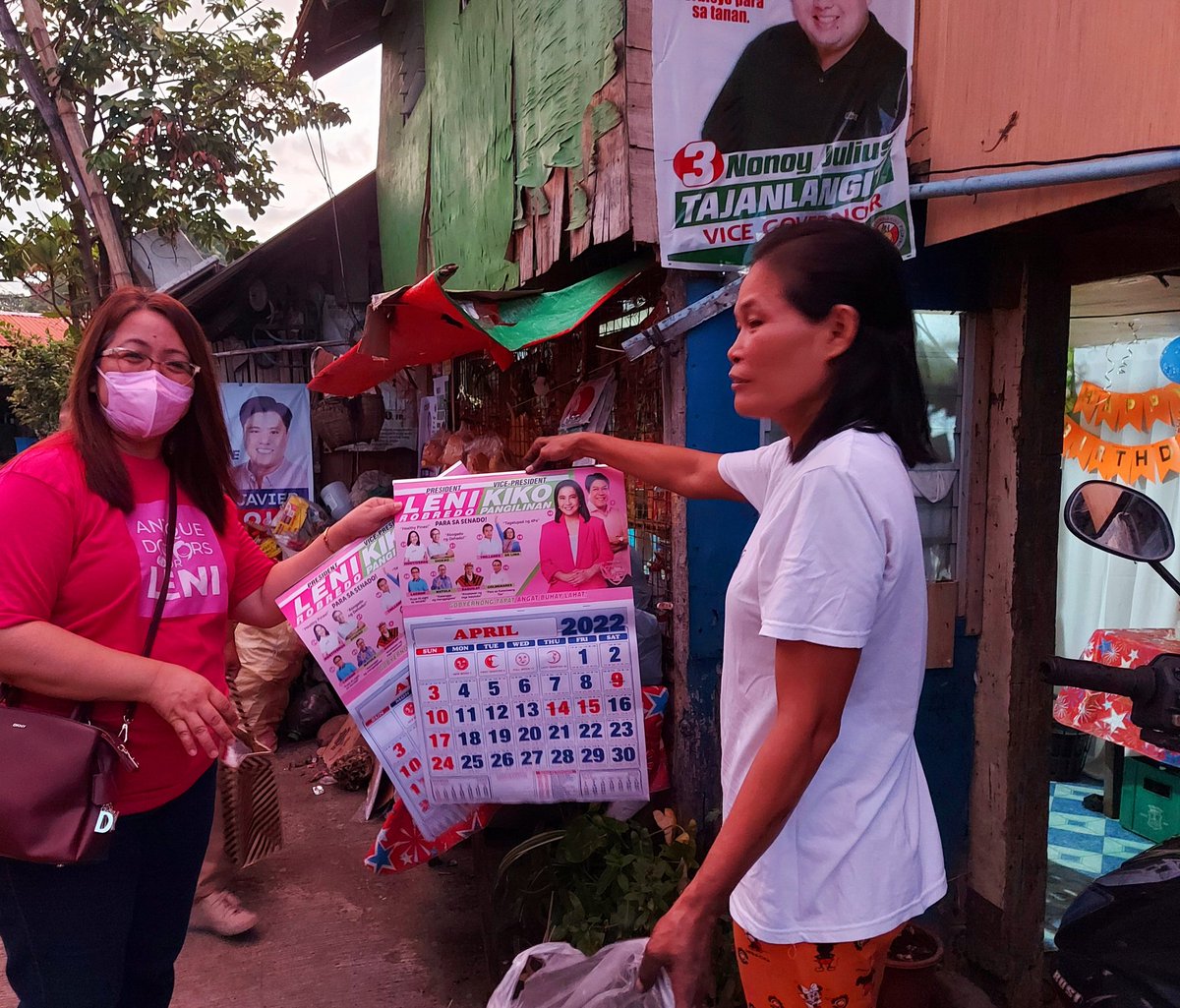 RachySeo's tweet photo. @tonetjadaone Direk, Antique Doctors for Leni H2H daily, after clinic 5-7:30pm (only time we can spare coz of our busy practice). Campaigning beyond the doors of our clinics for love of country! #DoctorsforLeni #Robredocs #LeniKiko2022 https://t.co/ffrFA92tWf