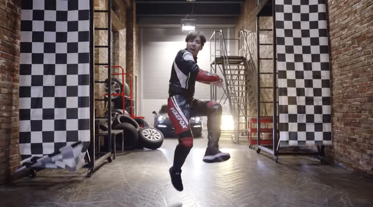 chiarafina99's tweet photo. “Hey autista, lanciamelo in pista” LOL 
🏎💨🏁
(Si scherza ovviamente, ma ci stava troppo 😂)
#BTSArmy #jdope https://t.co/ZfC66aXksv