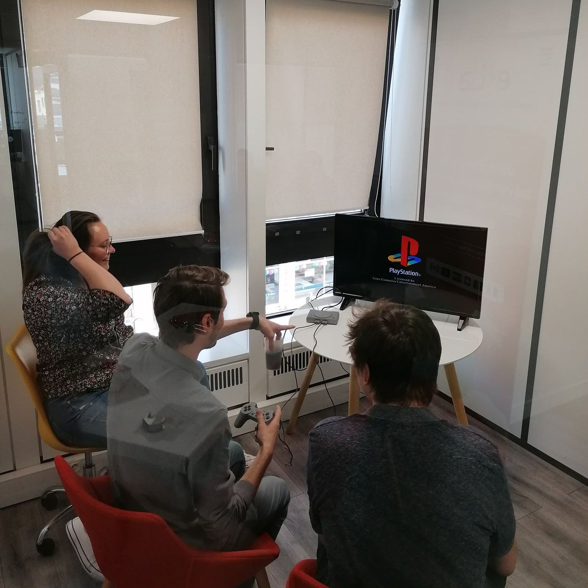 Extia_conseil's tweet photo. 🎮 Notre agence lilloise organisait ce mercredi un #JobGaming !

Plusieurs étudiant(e)s dans l'#IT ont eu l’opportunité de découvrir les coulisses de notre #ESN et les témoignages de nos Extien(ne)s, avant d’assister à des ateliers #RH (et aussi #Gaming avec #MarioKart). 😉 https://t.co/O4iB1PJDzt
