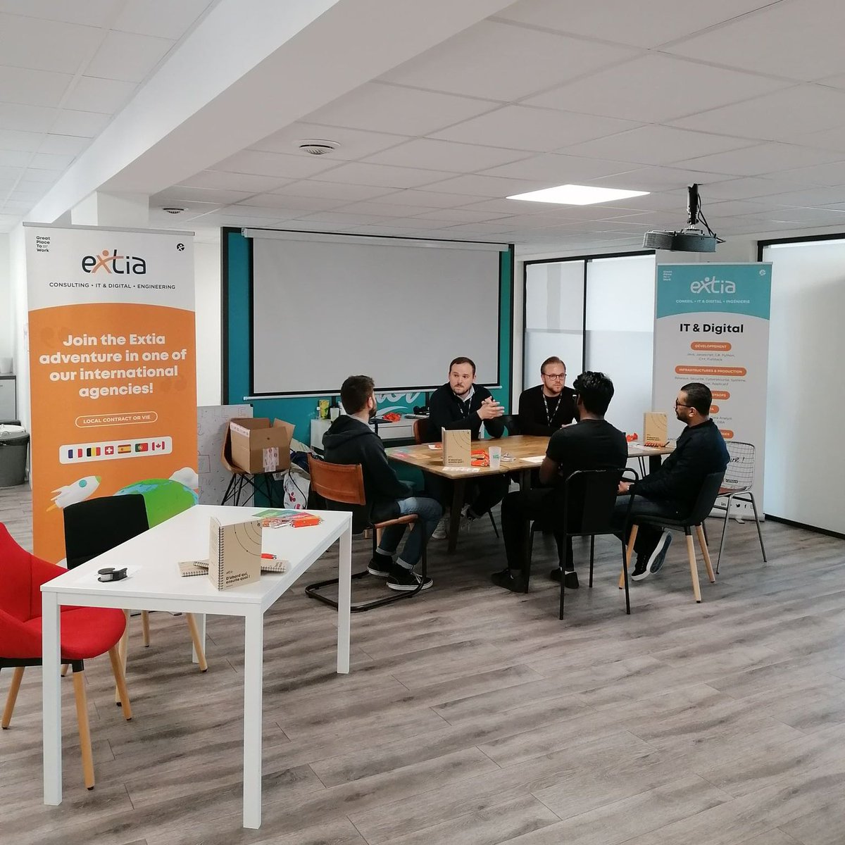 Extia_conseil's tweet photo. 🎮 Notre agence lilloise organisait ce mercredi un #JobGaming !

Plusieurs étudiant(e)s dans l'#IT ont eu l’opportunité de découvrir les coulisses de notre #ESN et les témoignages de nos Extien(ne)s, avant d’assister à des ateliers #RH (et aussi #Gaming avec #MarioKart). 😉 https://t.co/O4iB1PJDzt