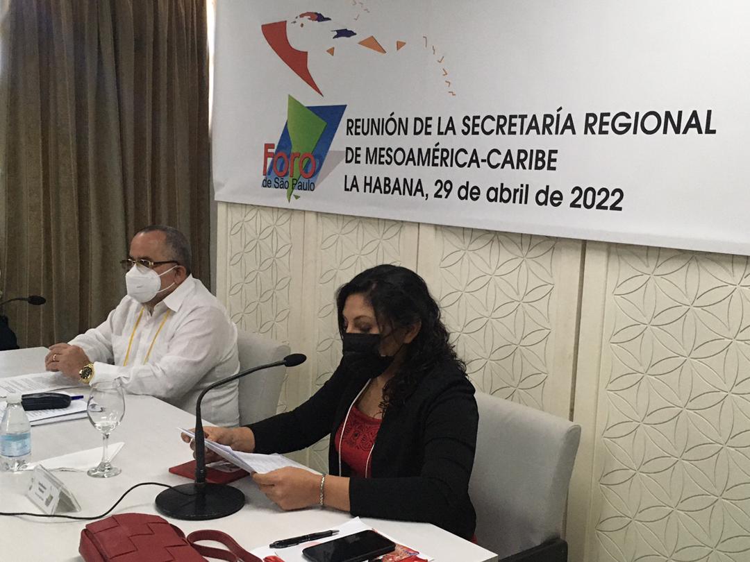 PartidoPCC's tweet photo. Lourdes Arguetta, del @FMLNoficial, agradeció a #Cuba el esfuerzo en la organización de esta reunión,dijo que siempre era un compromiso y un estímulo estar en la tierra del Comandante Fidel Castro, la isla de la dignidad, que no cesa en la lucha por su soberanía #CubaViveyAbraza https://t.co/k8NTmo2NV9