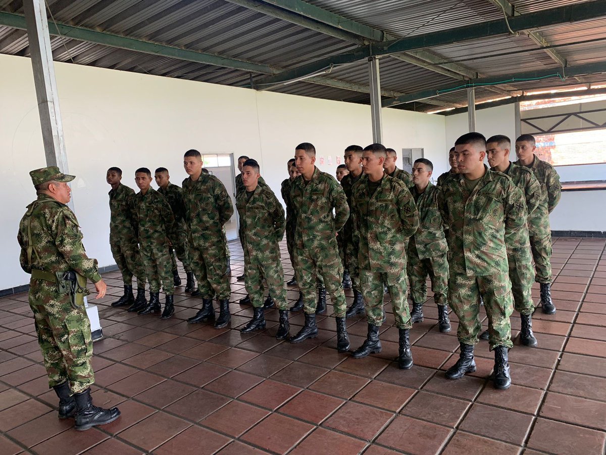 Ejercito_Div8's tweet photo. El sargento mayor de comando de la #OctavaDivisión visitó a los soldados acantonados en #Arauca, transmitiendo el mensaje de liderazgo y disciplina de nuestro comandante.
#VolverALoBasico
#OrgullosoDeSerSuboficial
#EjercitoTransparente https://t.co/0FKDCs5STR