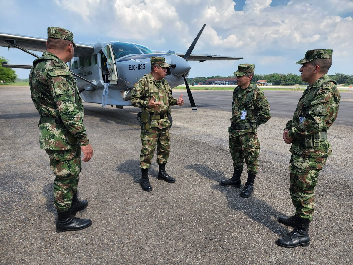 Ejercito_Div8's tweet photo. El sargento mayor de comando de la #OctavaDivisión visitó a los soldados acantonados en #Arauca, transmitiendo el mensaje de liderazgo y disciplina de nuestro comandante.
#VolverALoBasico
#OrgullosoDeSerSuboficial
#EjercitoTransparente https://t.co/0FKDCs5STR