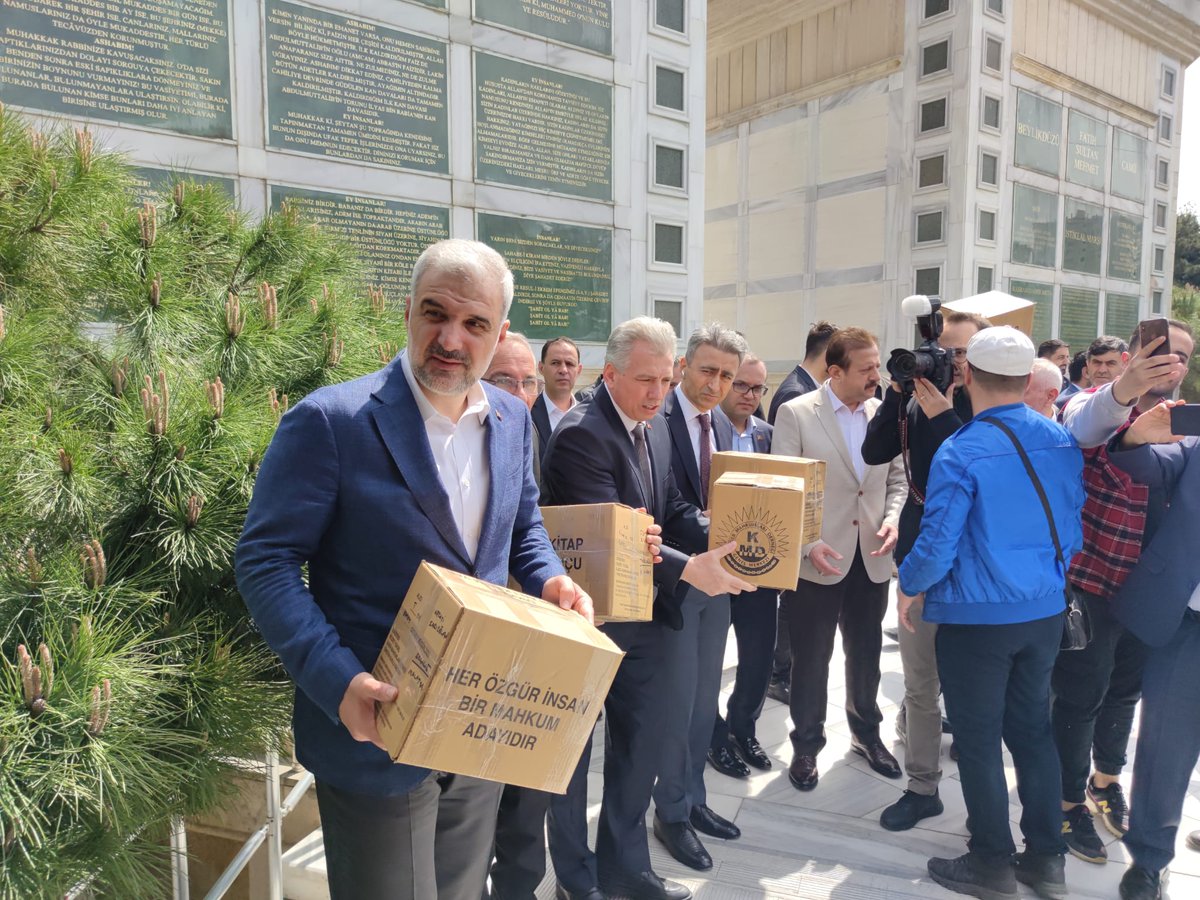 akpartibduzu's tweet photo. İl başkanımız @osmannnurika,
İl Bşk.Yrd.@meozkaya,İlçe Başkanımız @mustafagunydin,İl Koordinatörümüz @yalcinkayaonur1
Ve YönetimKurulu Üyelerimiz Kader Mahkumları Derneği tarafından cezaevlerindeki mahkumlara ulaştırılmak üzere hazırlanan ihtiyaç kolilerini kargoya teslim ettiler https://t.co/2zt9lgyMCH